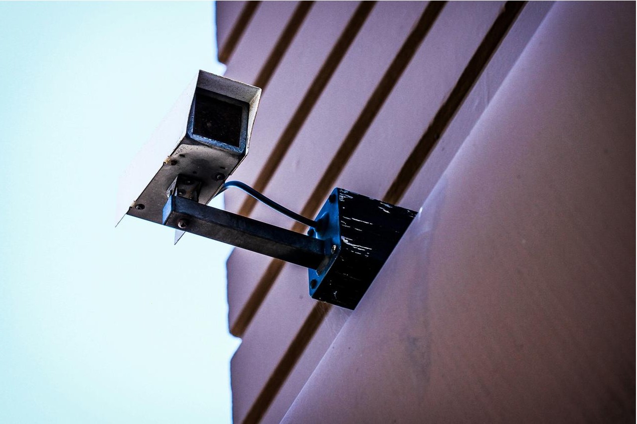 Familia revisando presupuesto